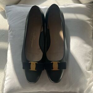 Salvatore Ferragamo Vara midnight blue 40B. Very good condition